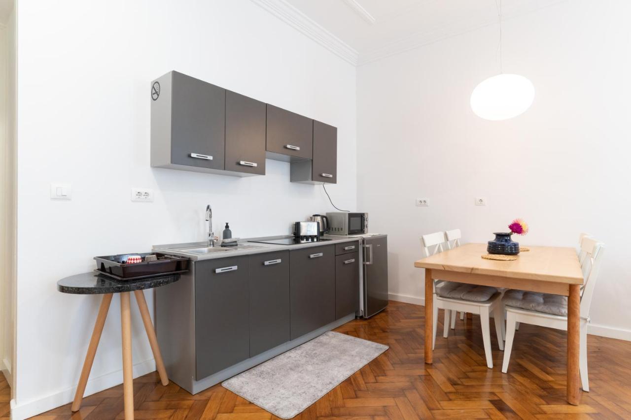 Mimi Carera & Apartment